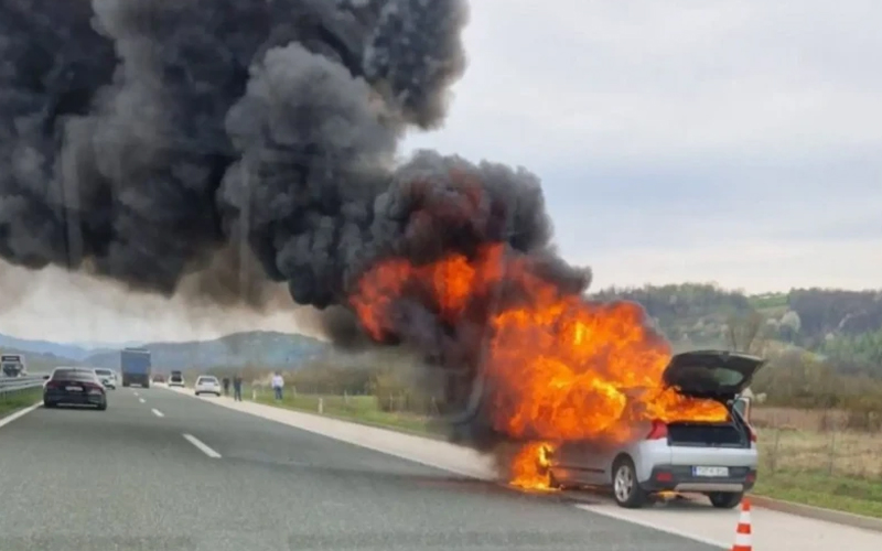 Gori automobil na putu Banjaluka – Doboj