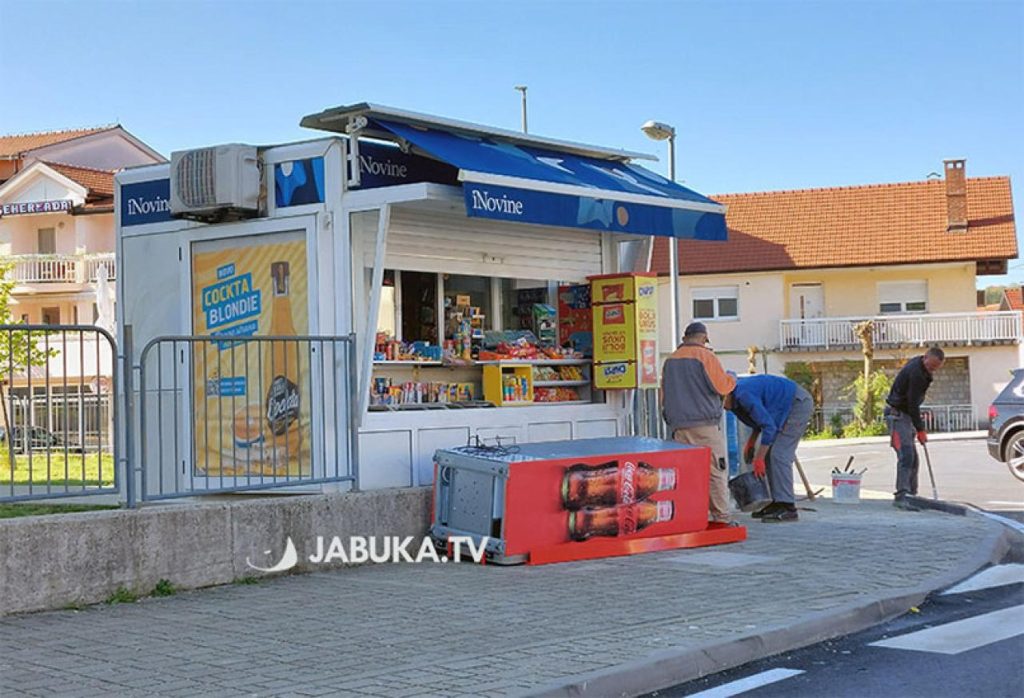 Na djevojčice pao frižider za piće koji se nalazio uz kiosk ispred osnovne škole u Širokom Brijegu