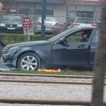 Mercedes se zapalio u Sarajevu. Građani ga gasili, a vozač zapalio cigaretu