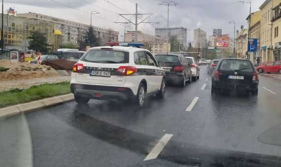 Saobraćaj u Sarajevu usporen zbog nesreće: Automobil se zabio u policijsku patrolu