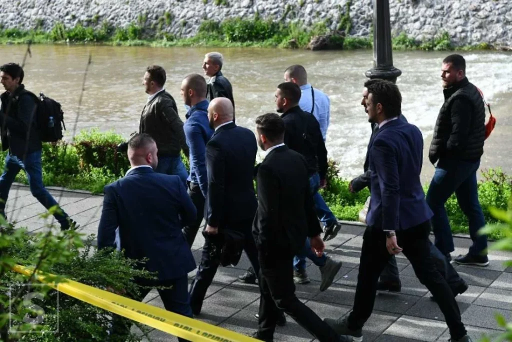 Građani sa protesta fizički napadaju zastupnike pri izlasku iz Parlamenta FBiH