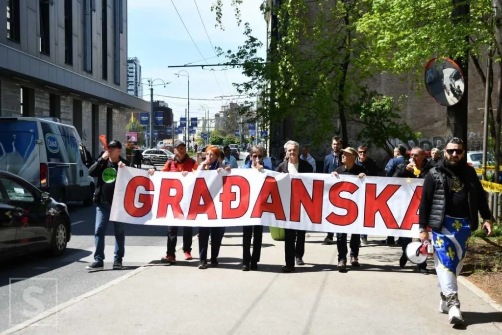 (FOTO) Počeli protesti ispred Parlamenta FBiH