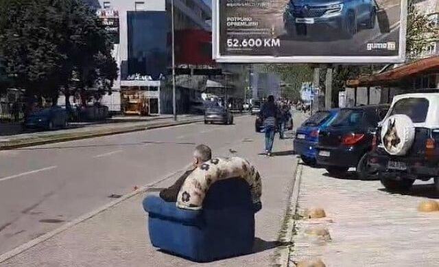 (VIDEO) Mostarski gospodin sjedi u fotelji i upija zrake sunca