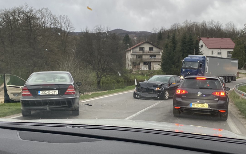 U sudaru tri vozila kod Ahmića ima povrijeđenih osoba