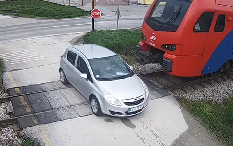 Pojavio se uznemirujući snimak: Voz naletio na auto, poginula žena