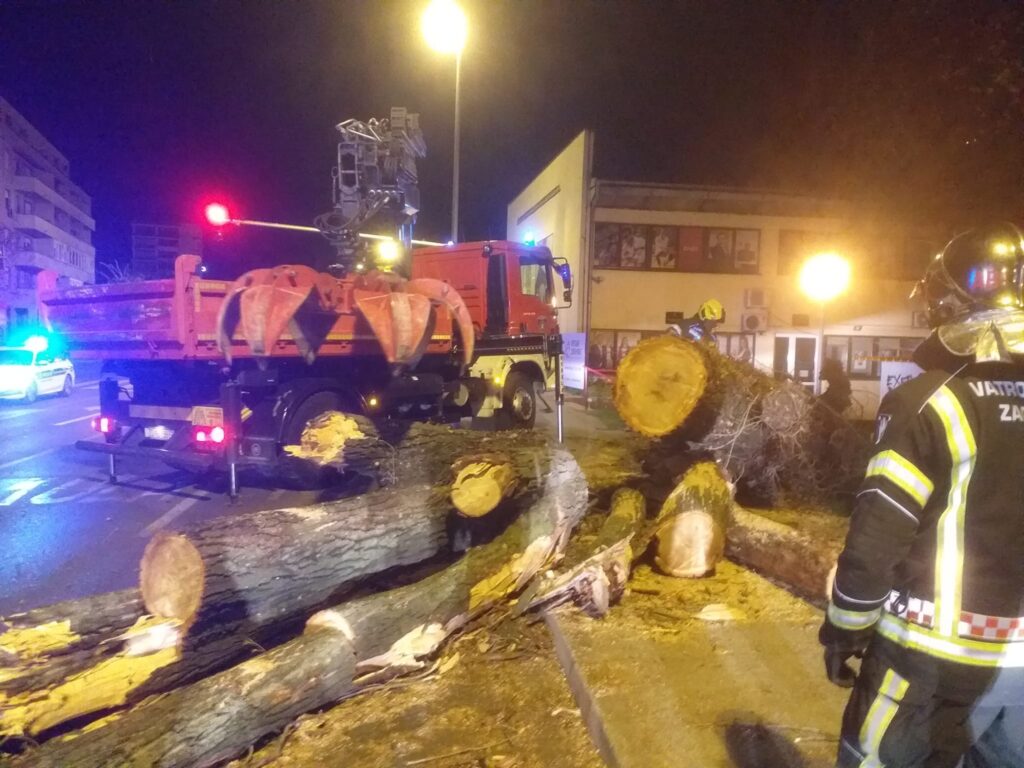 Zagreb zadesilo nevrijeme: Vjetar rušio stabla, nosio krovove, terasu i ograde