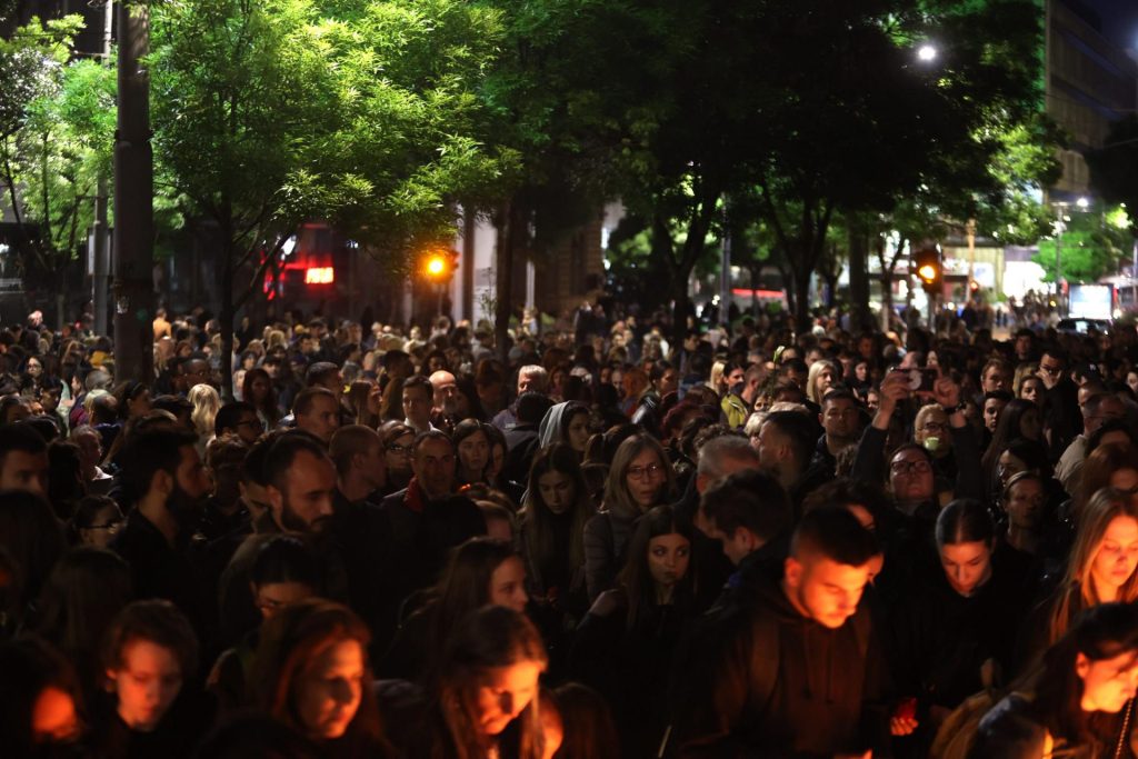 Hiljada građana Beograda odalo počast žrtvama masakra, učenici poslali poruku