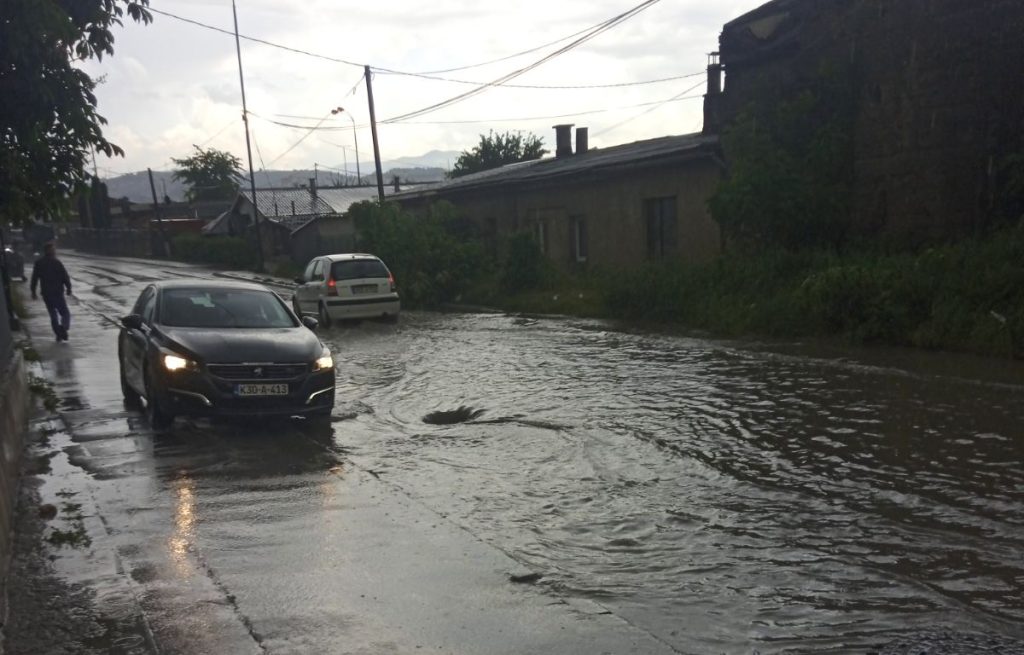 (VIDEO) Voda odnijela nekoliko poklopaca sa šahtova u Sarajevu