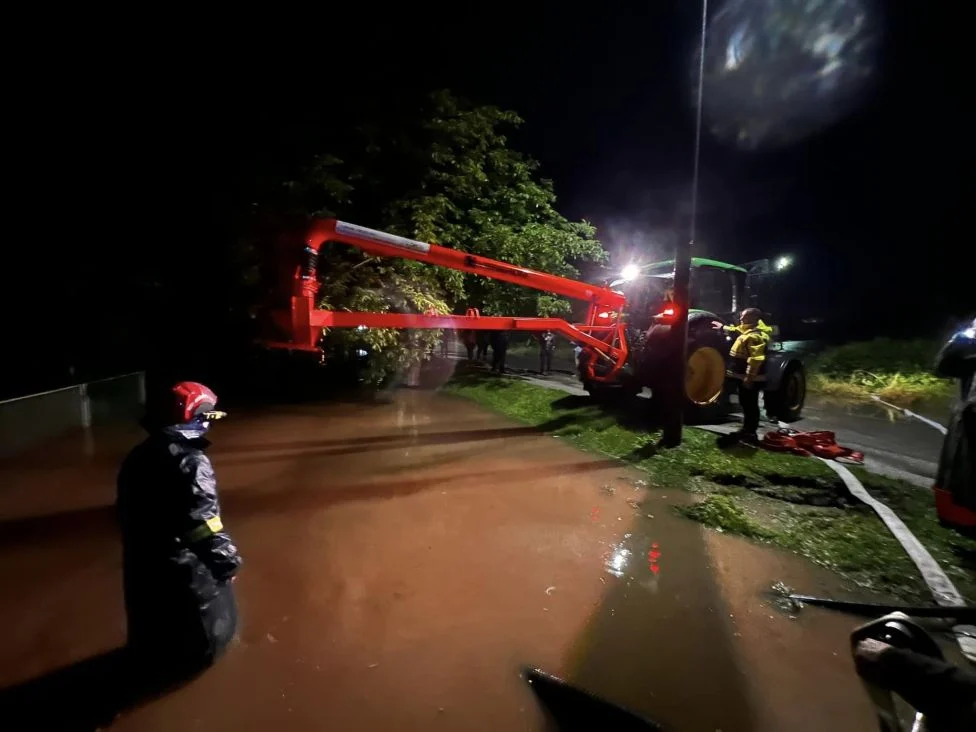 (FOTO) Poplave i u Lukavcu: “Voda oštetila most, ceste i dvorišta ispred kuća”