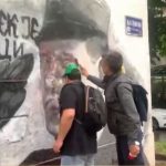 Smatraju da mu tu nije mjesto: Građani uklanjaju mural ratnog zločinca Ratka Mladića na Vračaru