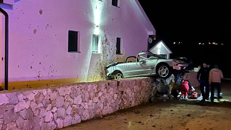 Mercedesom udarili u zid kuće: Vozač poginuo, suvozač u mostarskoj bolnici