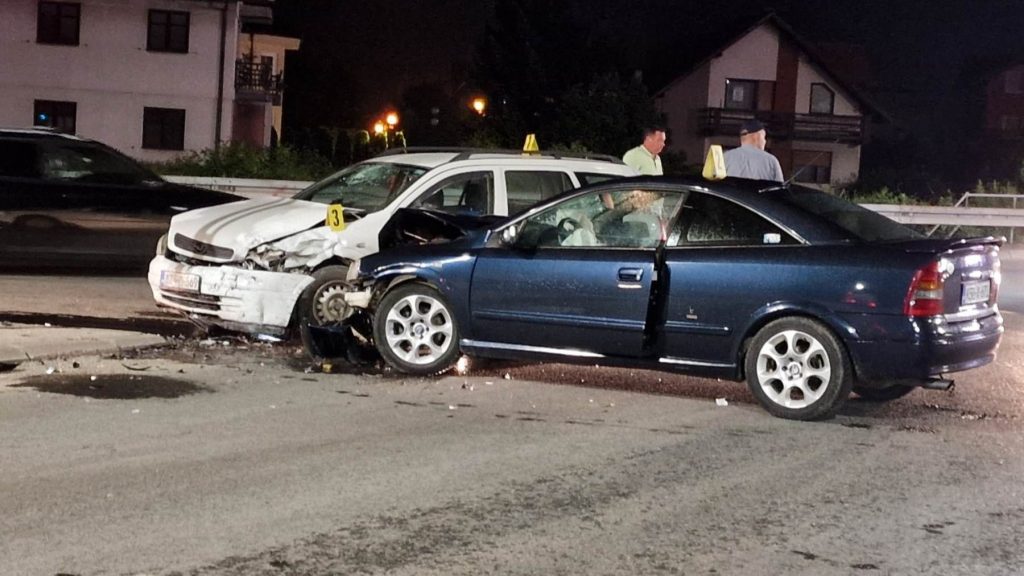 (FOTO) Više osoba povrijeđeno u Živinicama: Sudar dva automobila