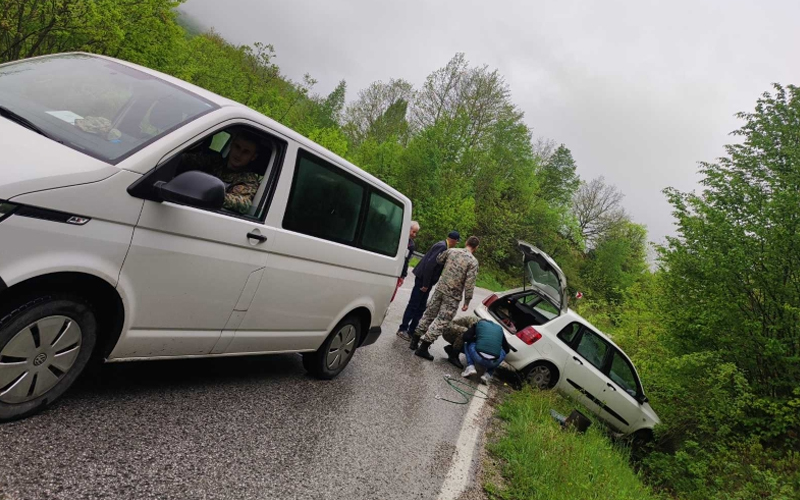 Pripadnici OSBiH spasili vozača, njegov automobil izvukli iz kanala