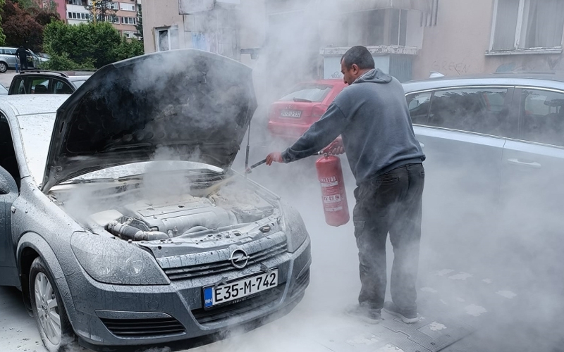 Opel se zapalio ispred tuzlanske škole, gasili ga domar i bibliotekar