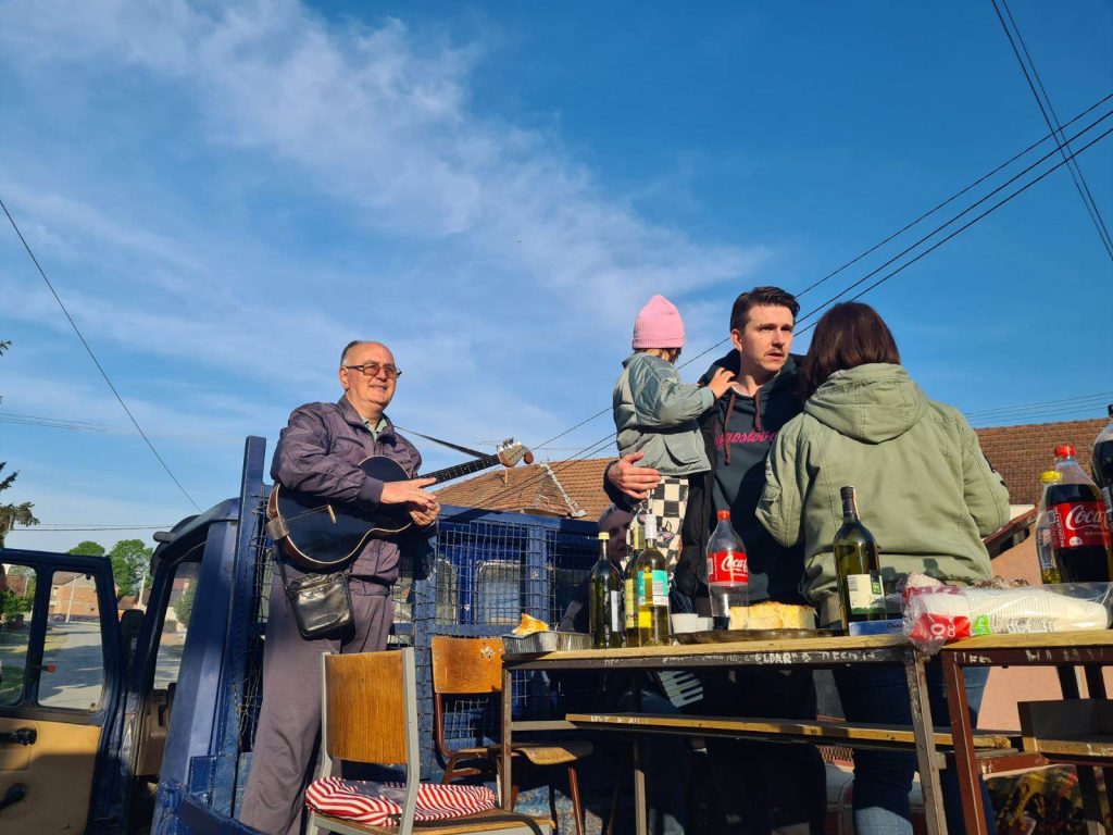 Tradicija se vratila na ulice Orašja: Prvomajski uranak počeo kafom i pjesmom, a završio uz pogaču tete Eve