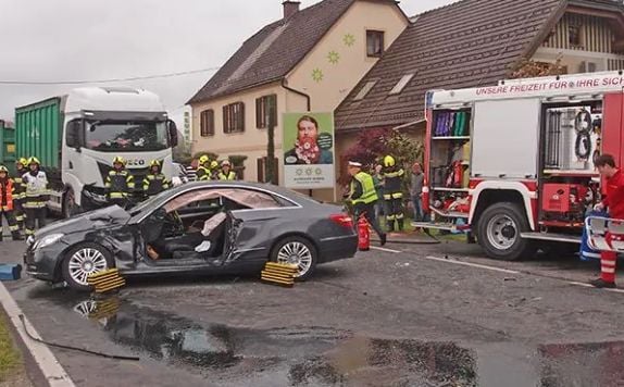 Nesreća kamiona i Mercedesa: Za volanom teretnog vozila bio bh. vozač