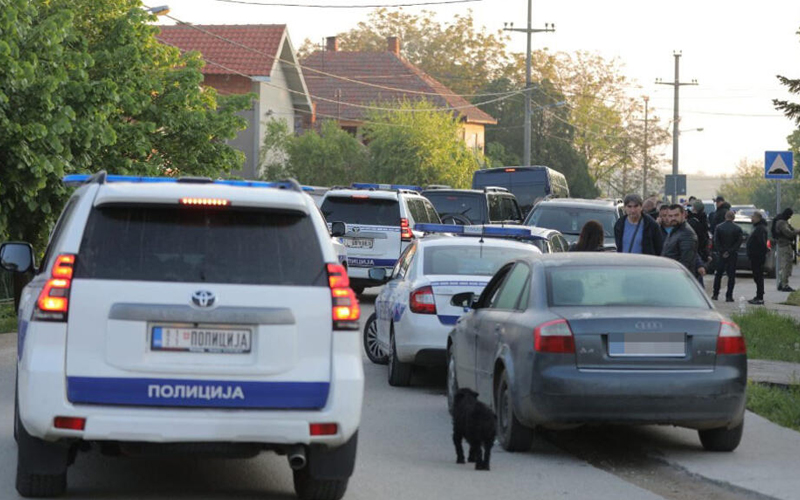 Tinejdžer na kojeg je dječak nasrnuo sjekirom i dalje u teškom stanju: Doktori mu se bore za život