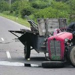 Stravična nesreća: Od siline udarca traktor pukao na pola, trojica muškaraca povrijeđeni