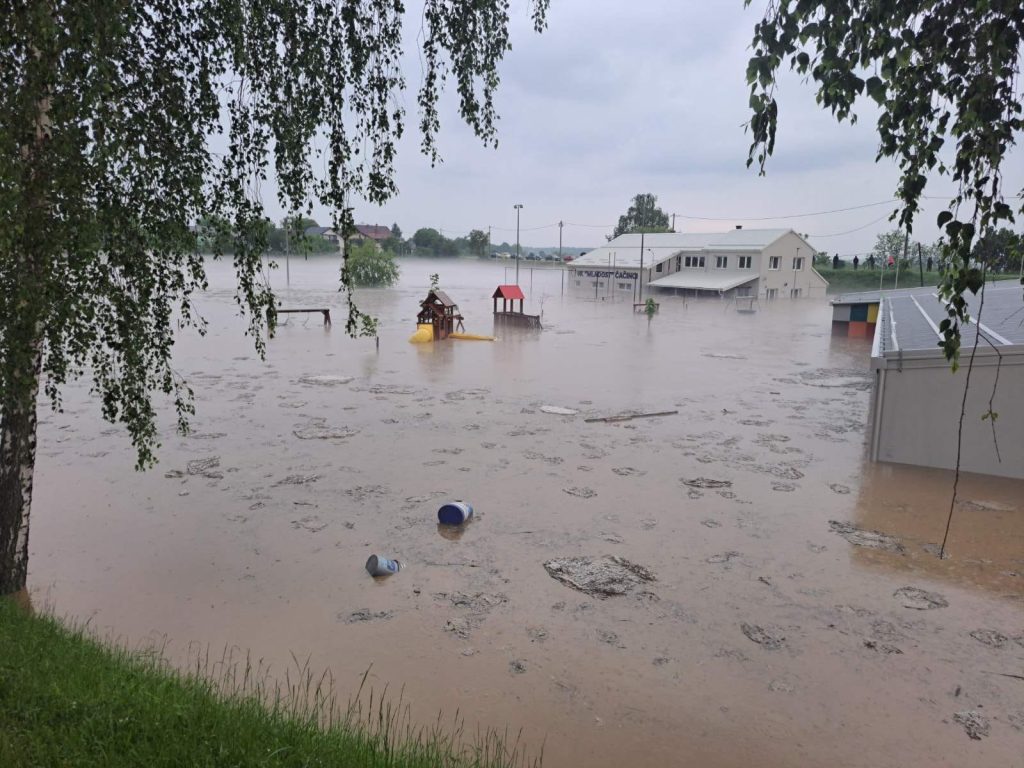 Snažno nevrijeme pogodilo Hrvatsku: Poplavljeni putevi, pod vodom čak i vrtić