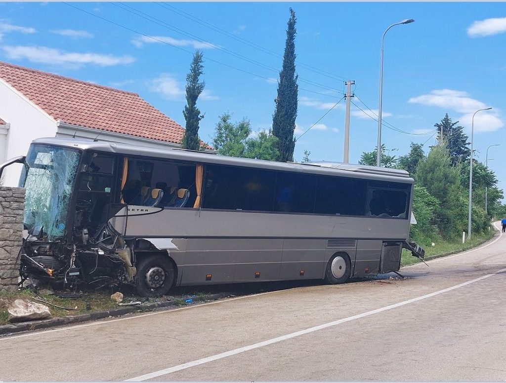 (FOTO) Pogledajte kako izgleda autobus u kojem su poginuli radnici