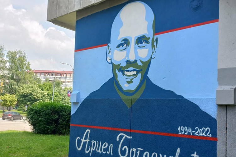 Komšije posvetile mural ubijenom mladiću Arielu Bogdanoviću