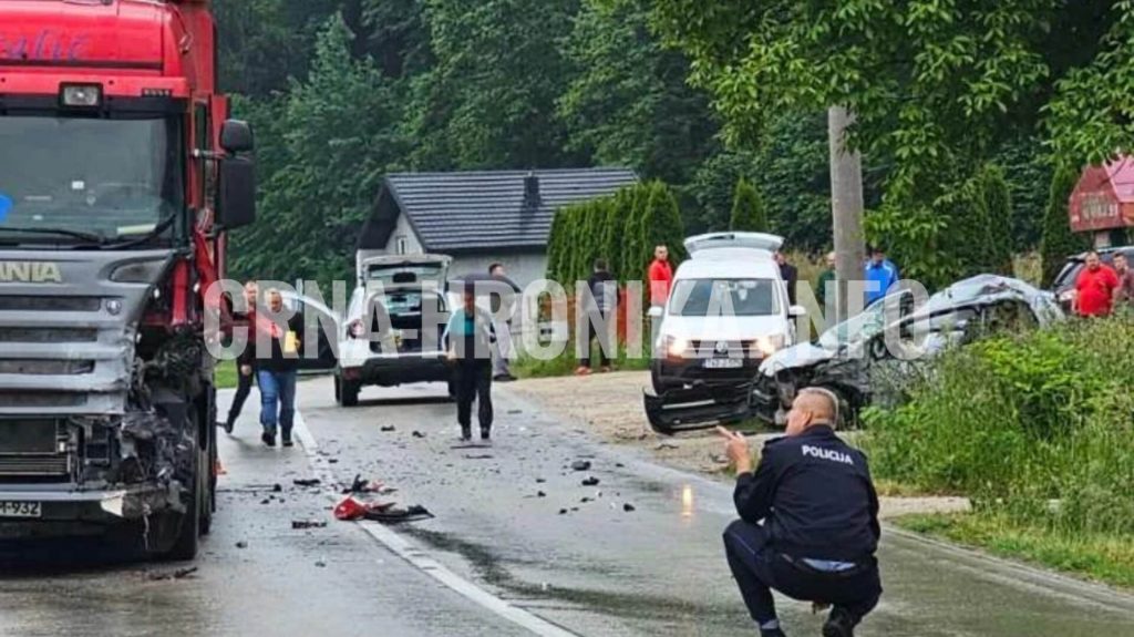 (FOTO) Teška nesreća kamiona i VW Up-a: “Poginula vozačica iz Zenice”