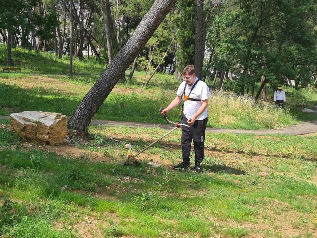 Gradonačelnik u BiH pomagao radnicima komunalnim poduzećima i kosio travu