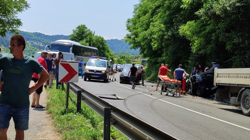 (FOTO) Teška nesreća na M17: Blokirana cesta, u udesu učestvovala 4 vozila