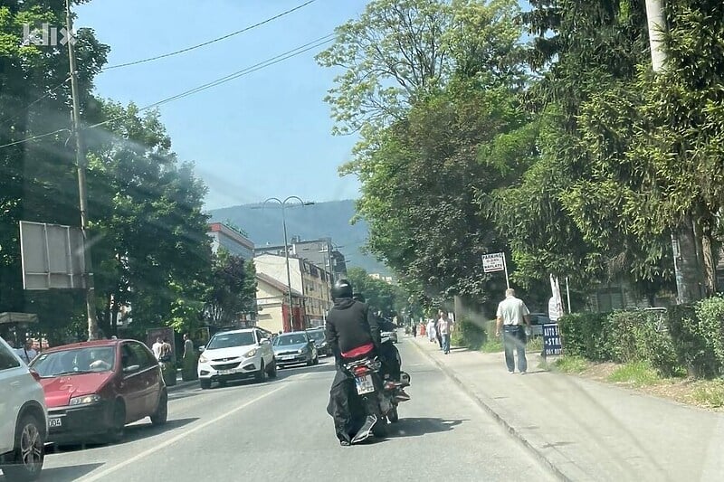 Sarajevo: Pljačkaši sa kacigama na glavi opljačkali zlataru i pobjegli na motoru