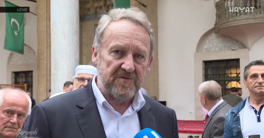 Izetbegović ispred džamije poručio: U BiH će biti mir i rahatluk