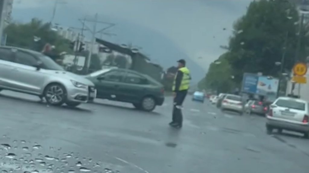 (VIDEO) Vozačica u Sarajevu se na raskrsnici svađala sa policajcem