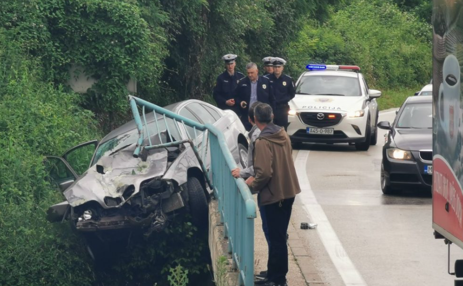 Saobraćajni udes na ulazu u Zenicu: Zabio se u ogradu od mosta, intervenisala hitna