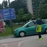 Divljak u Sarajevu vozio automobil po trotoaru