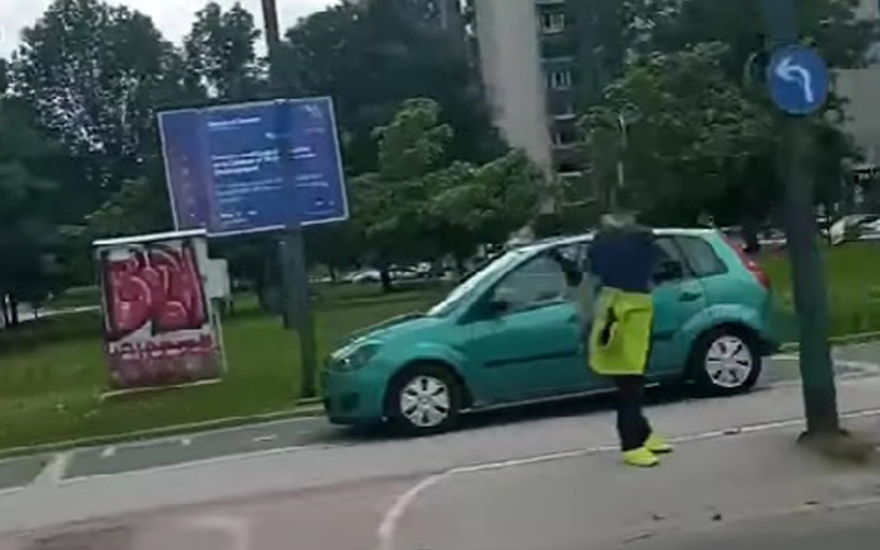 Divljak u Sarajevu vozio automobil po trotoaru