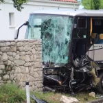 Autobus prevozio eksurziju radnika osnovne škole: “Poginuli su vozač i putnica koja je ispala iz autobusa”