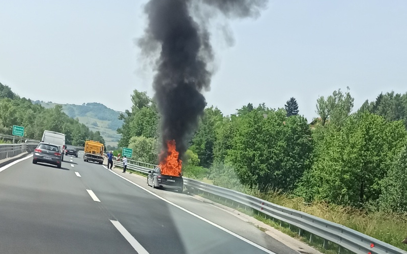 Zapalio se automobil na autoputu Sarajevo – Podlugovi