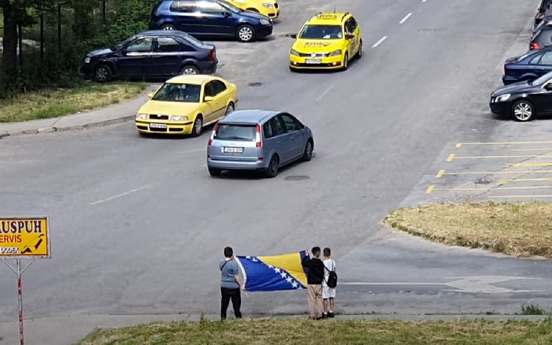 Sarajlije trubom pozdravljale trojicu dječaka koji su razvili zastavu BiH