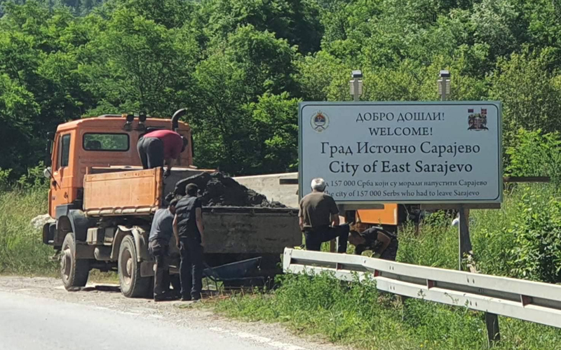 Na ulazu u Istočno Sarajevo postavljana tabla sa natpisom “Grad 157.000 Srba koji su morali napustiti Sarajevo”