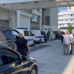 Veliki broj policajaca ispred KCUS-a! Dovezli su zatvorenika na pregled?