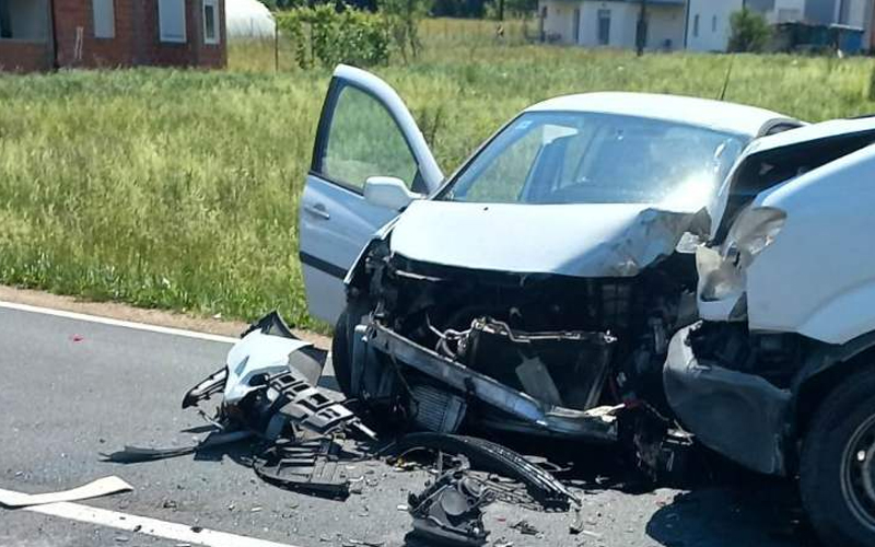 Dvije osobe povrijeđene u sudaru cisterne, kombija i automobila