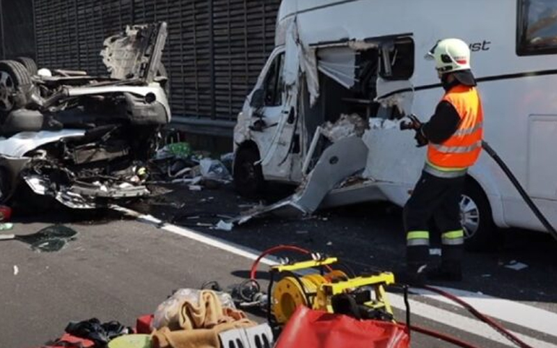 (VIDEO) Bosanac (28) za volanom minibusa napravio stravičnu nesreću u Austriji. Ima poginulih