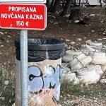 Na hrvatskoj plaži postavljena obavijest o kazni od 150 eura. Ovo nikako ne smijete uraditi