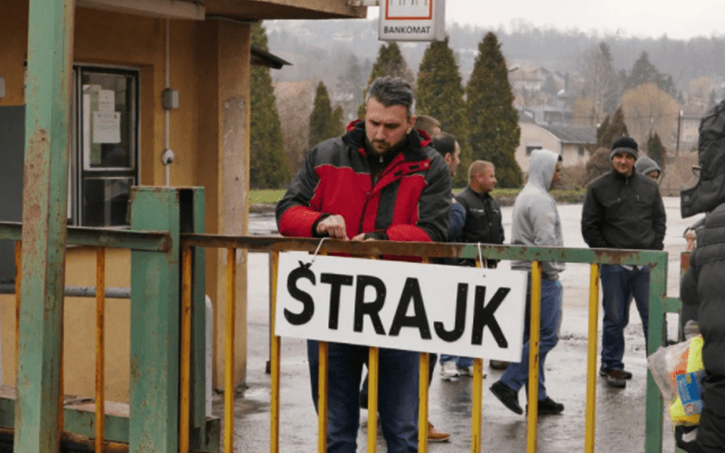 Zenički rudari ne žele da siđu u jamu jer još uvijek nisu primili plaću u 2024.