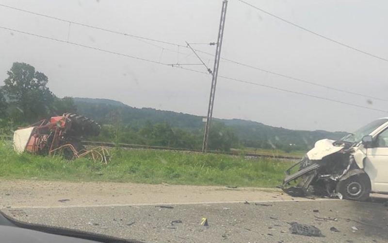 U stravičnom sudaru kombija i traktora poginula jedna osoba