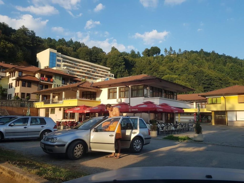 U ugostiteljskom objektu “Parlament” došlo do tučnjave gostiju. Nakon toga napali i policiju