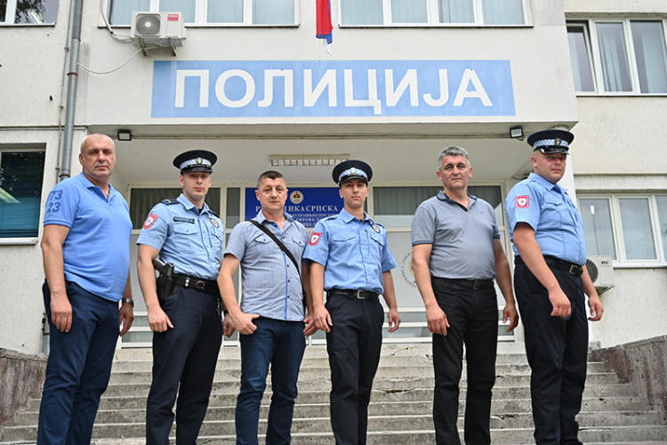 U ovoj policijskoj stanici rade tri oca i tri sina: “Posao policajca nije nimalo lak”