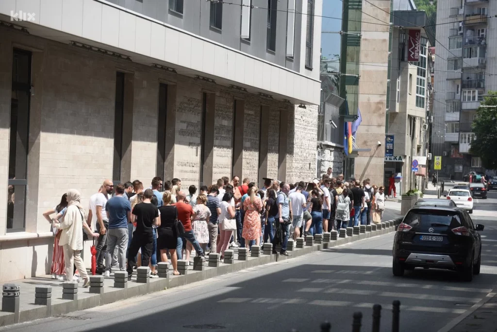 (FOTO)  Veliki broj građana na suncu čeka u redu za vizu ispred Ambasade Njemačke