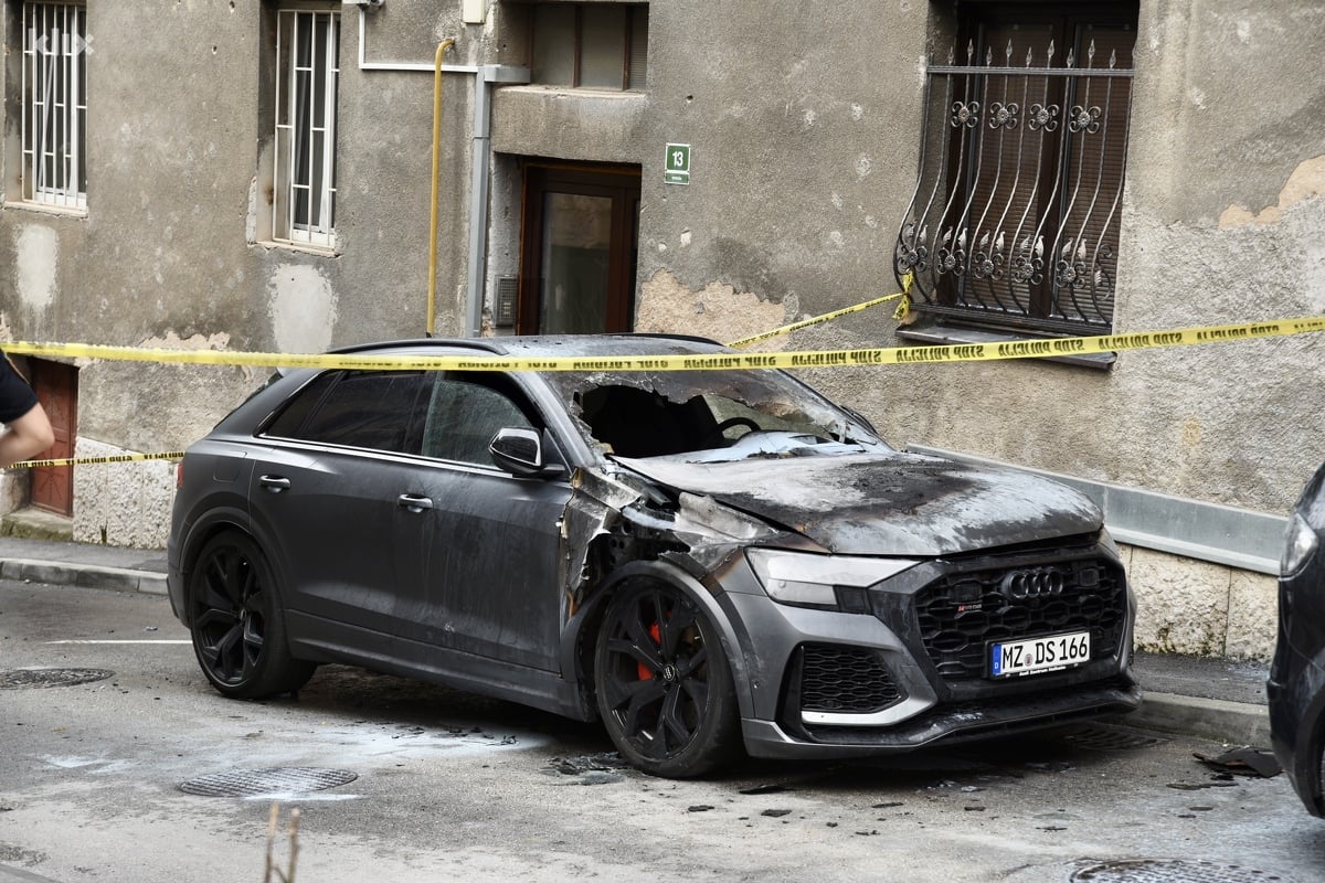 (FOTO) U Sarajevu zapaljen skupocjeni Audi