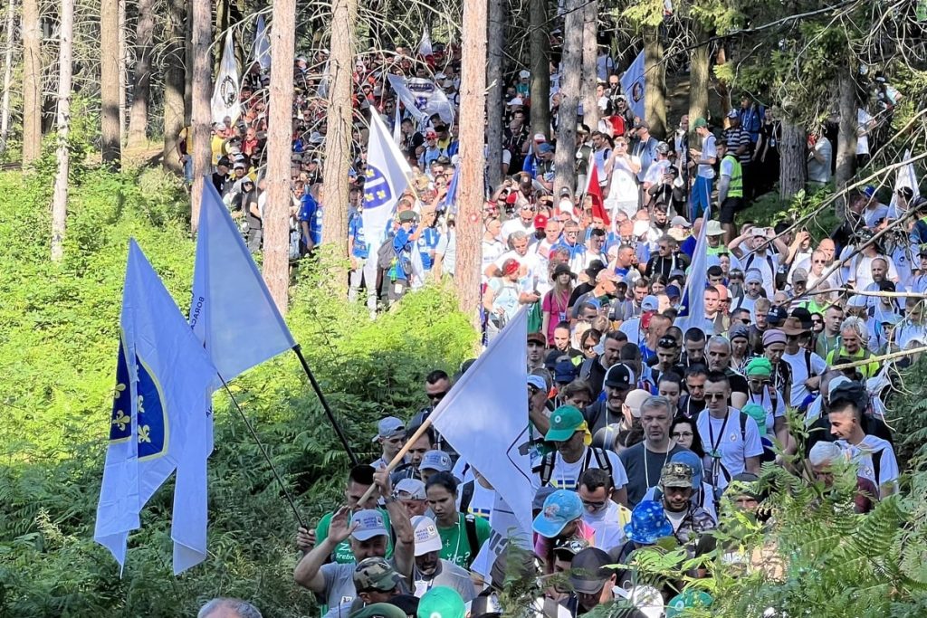 Četiri hiljade ljudi korača mučnim putem spasa: Marš mira iz Nezuka krenuo ka Potočarima