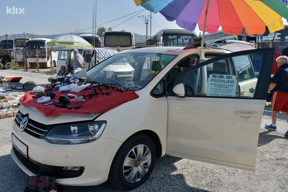 Na autopijaci u Sarajevu najmanje se prodaje automobila: “Ćevapi 3 KM, možete kupiti po jednu patiku ili nišan”